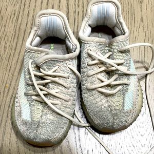 Yeezy size 6 toddler. Used shoes. Original box included. Receipt photo attached